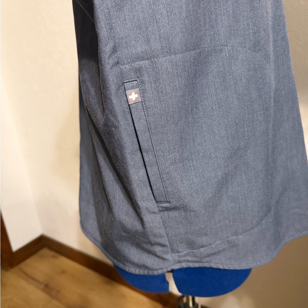 Figs woman’s size small scrub top and pant set - Picture 6 of 7